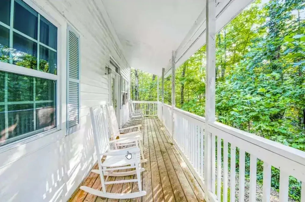 Peaceful Getaway 3 Bedroom Home by Redawning