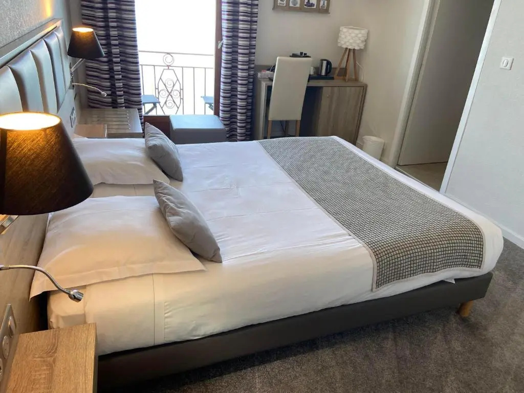 Standard Double room with lake view (full double bed)
