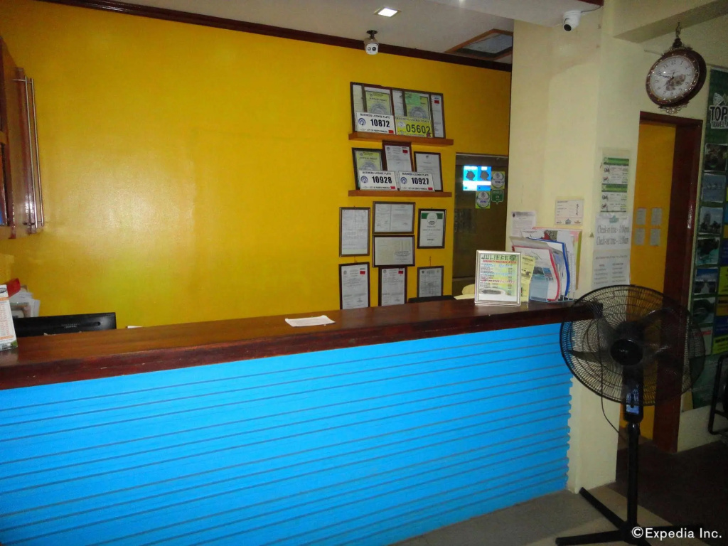 Blue Lagoon Inn & Suites — фото 1