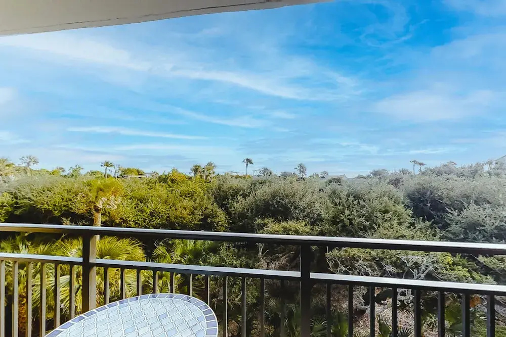 Spacious Condo With Beach Access, Balcony, AC & Outdoor Pool