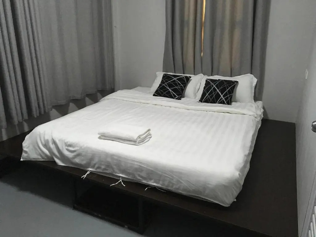 Standard Double room with lake view (full double bed)