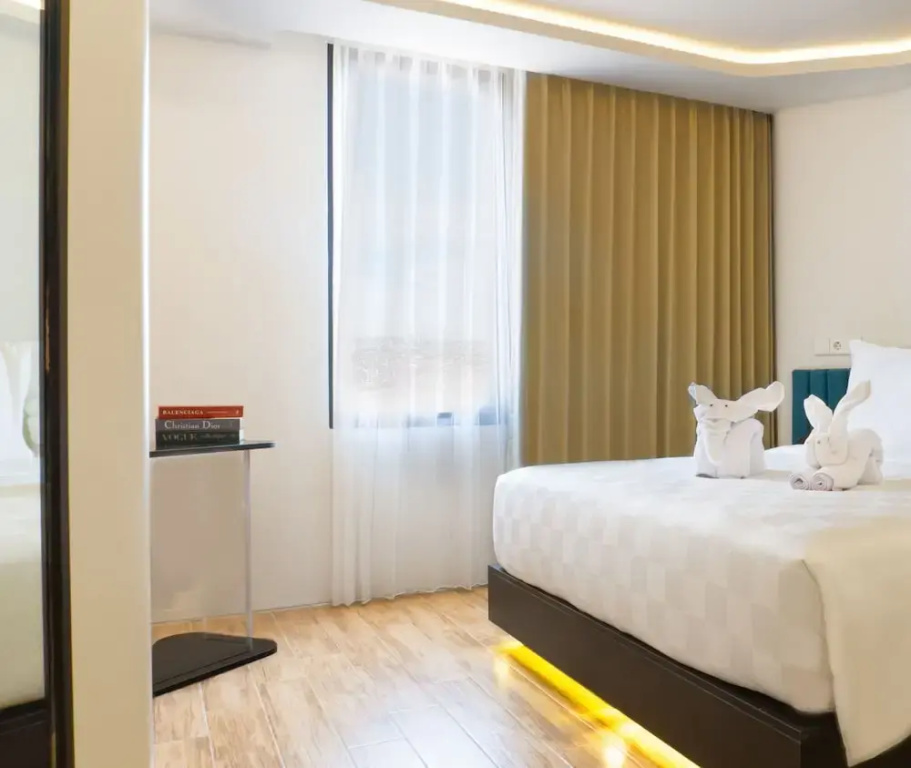Deluxe Double room with city view (full double bed)