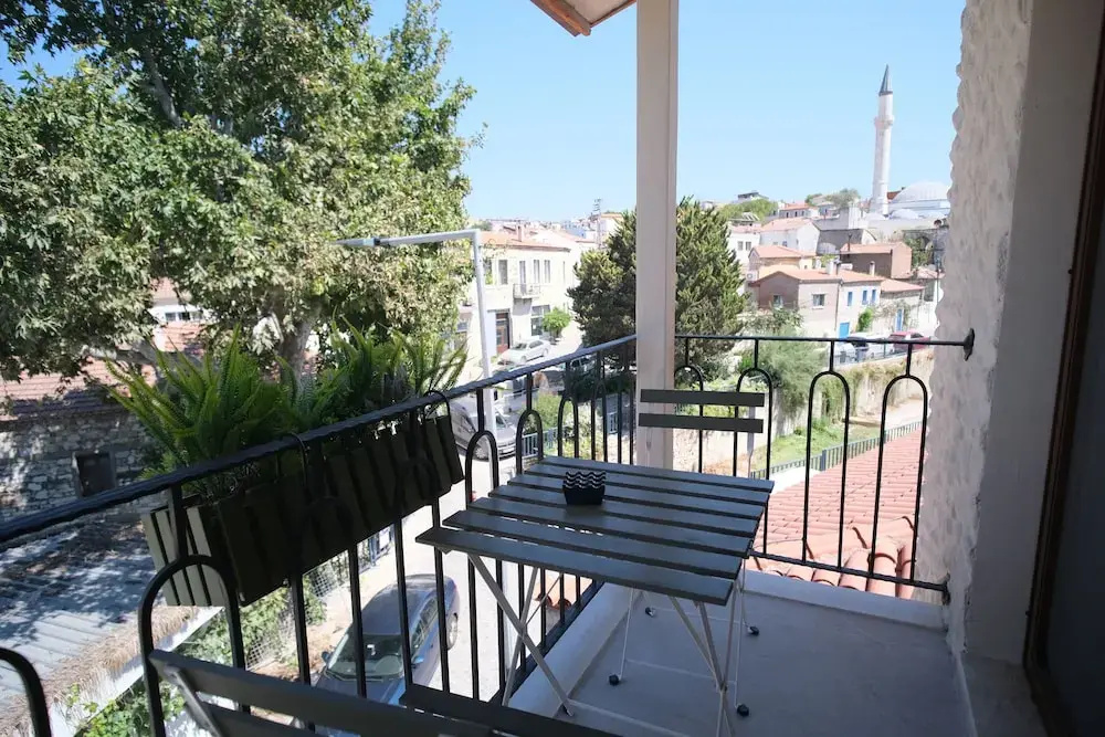 Pietra Social House