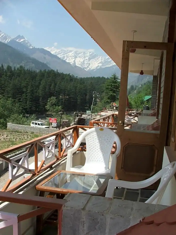 Deluxe Double room (full double bed)