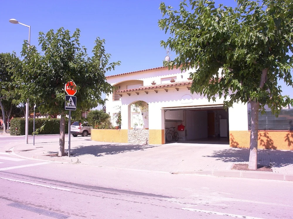 Boutique Holiday Home in Sant Pere Pescador With Garden and Garage - фото 12
