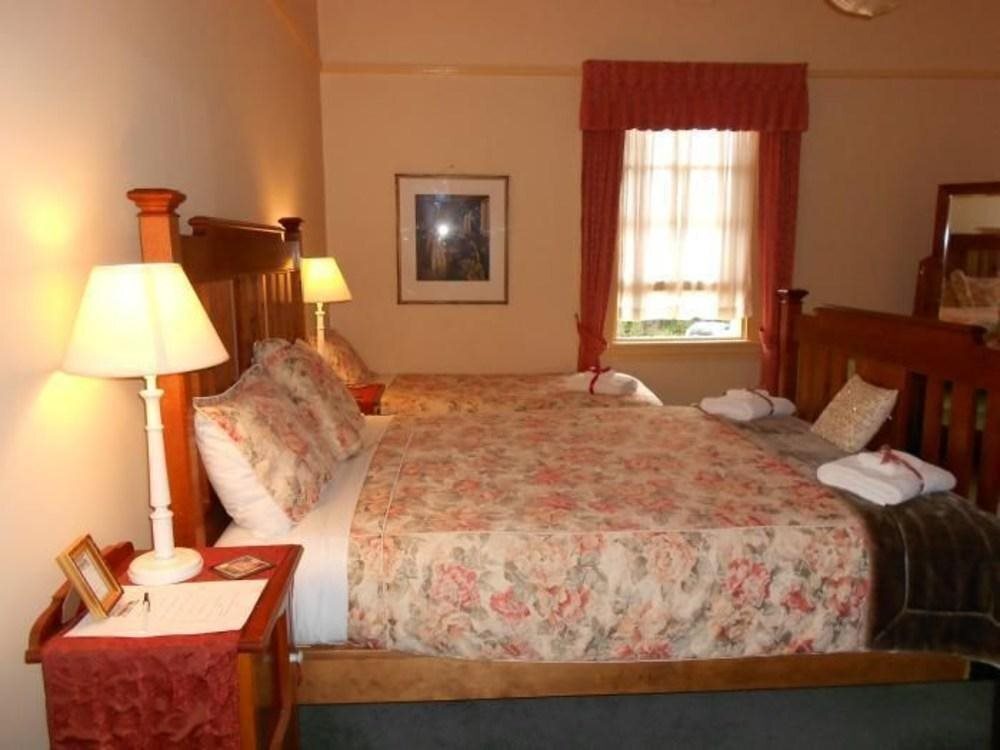 Lindsay House by null