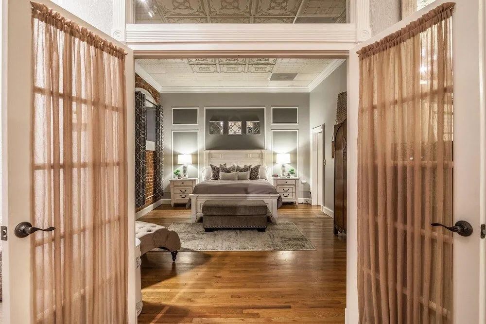 FireHouse Alley Elegant Loft-Style Retreat — фото 4