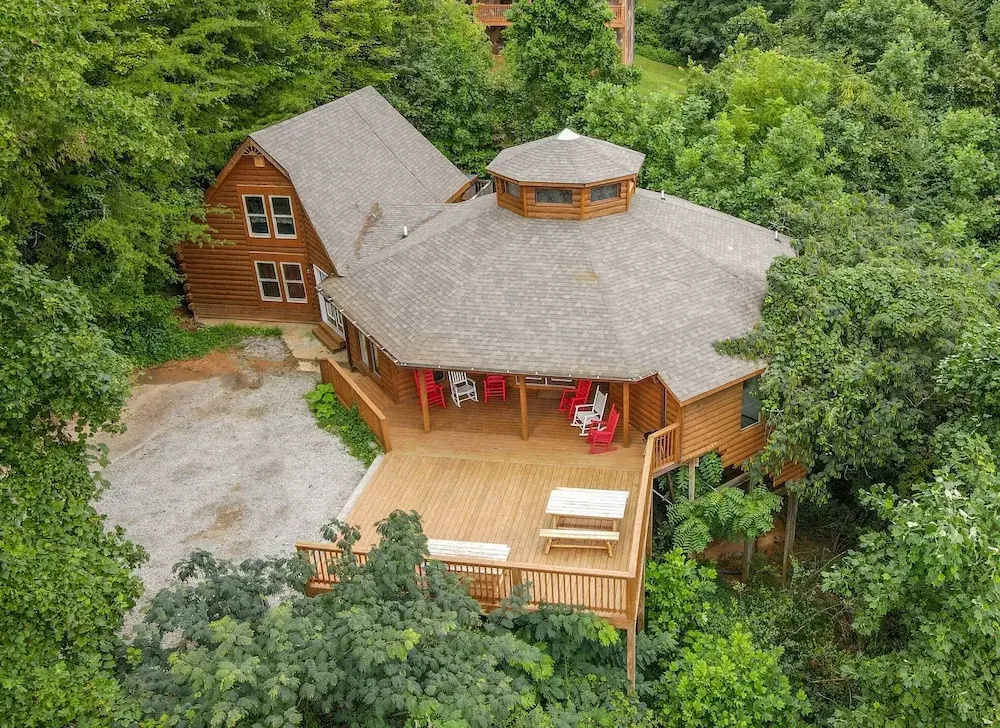 SmokyStays Swiss Cottage Chalet