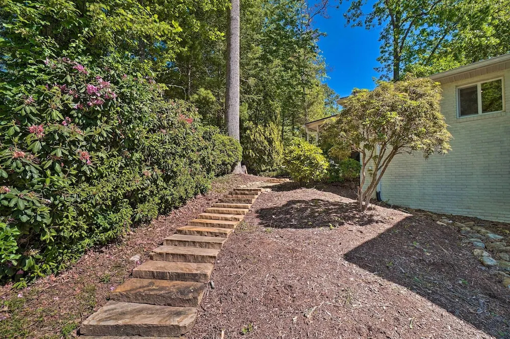 Hayesville Lake Getaway w/ Balcony & Mtn Views!