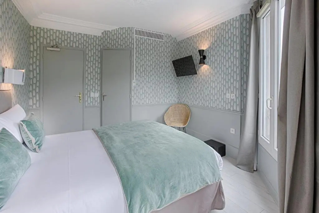 Standard Double room with street view (full double bed)