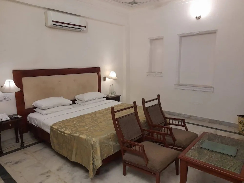 Deluxe Double room (full double bed)