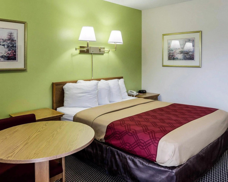 Econo Lodge Lawrence near University — 5