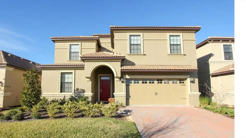 9111 El Caro Lane