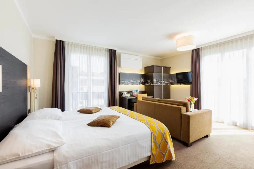 Standard Triple room with city view