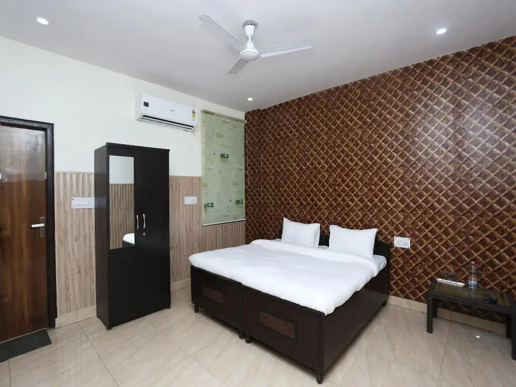Diamond Guest House by OYO Rooms