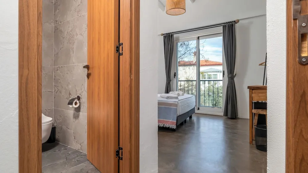 Deluxe Double room with balcony and with courtyard view (full double bed)