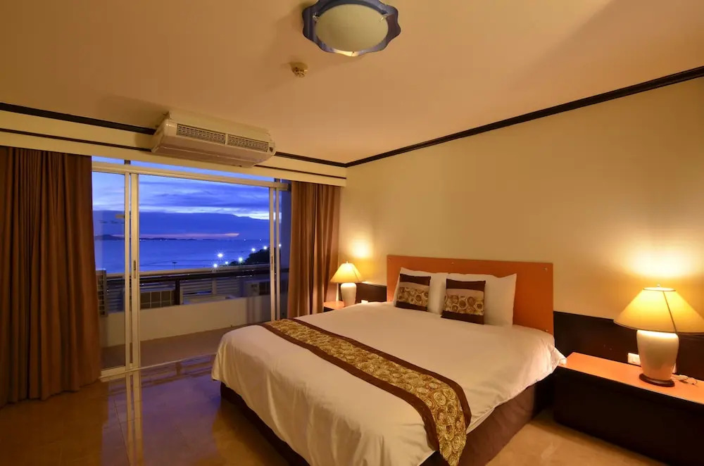 Двухместный номер Deluxe с видом на море двуспальная кровать в Sigma Resort Jomtien Pattaya