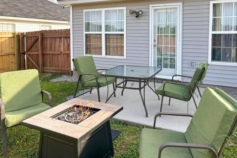 Beach-themed Retreat: 10 Mi to Downtown Charleston