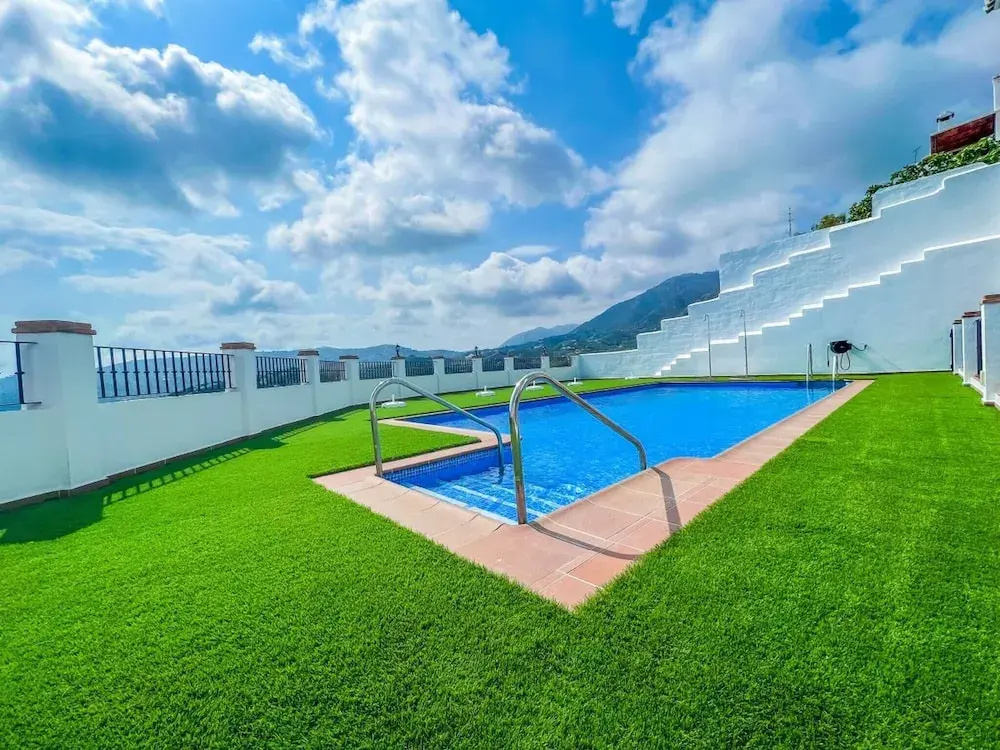 Modern Two Bedroom Apartment With Pool