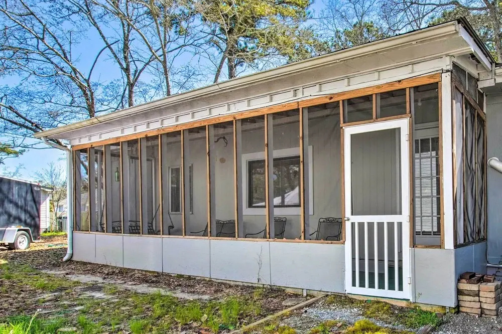 Sunny Oak Island Retreat - 3 Blocks to Beach!