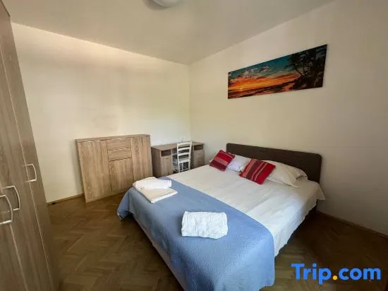 Large 3BR apartment in the center & sand beach 5BD