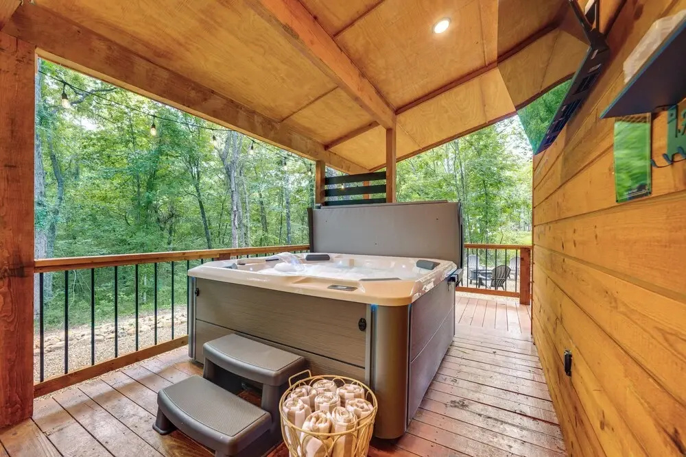 Upscale Broken Bow Cabin: Hot Tub & Fishing Pond!