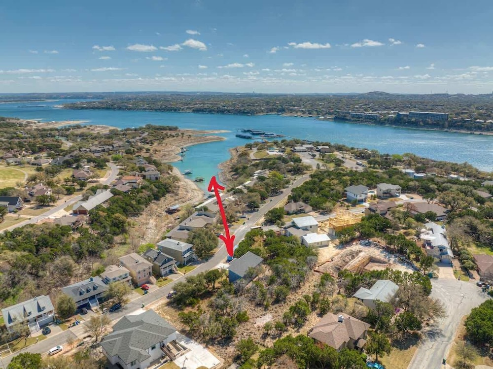 Stunning Lake Home With Pool-beach-gym-boat Access