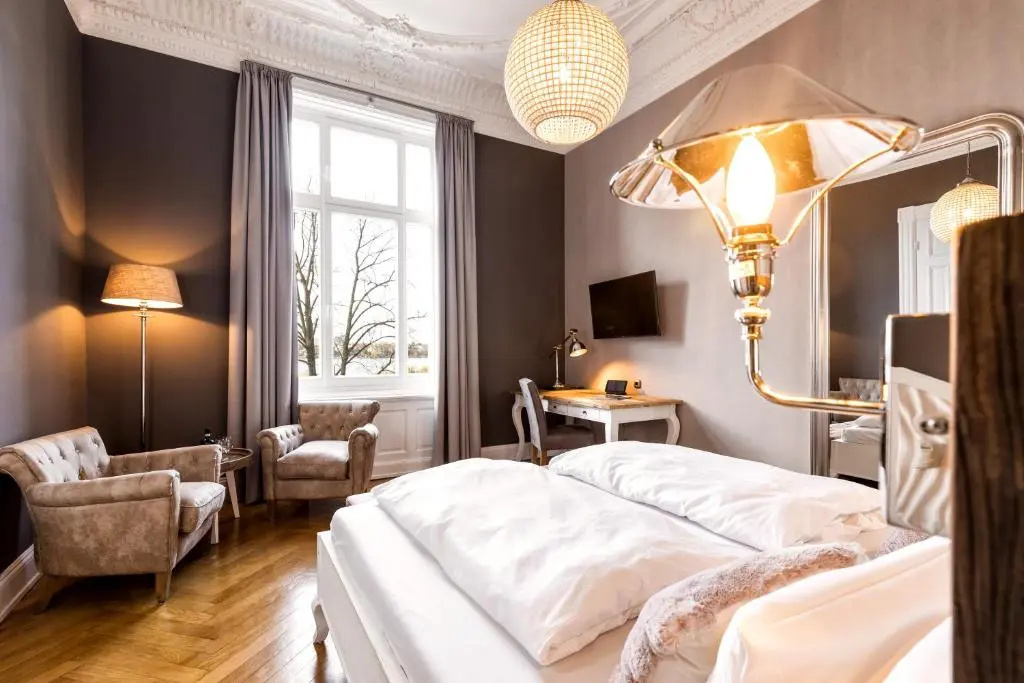 Deluxe Double room with lake view (full double bed)