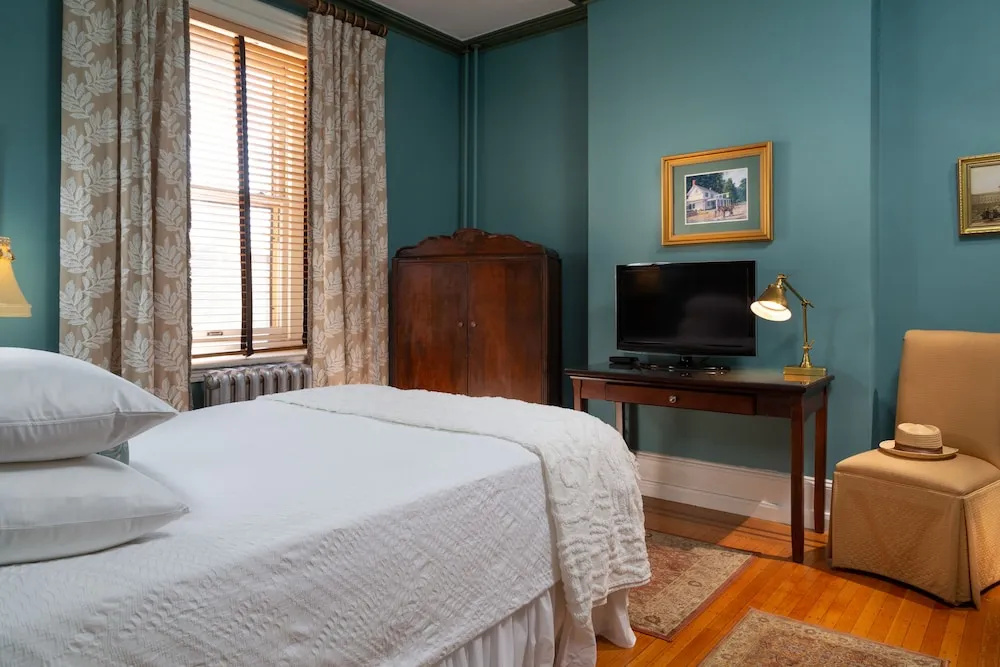 Classic Double room (full double bed)