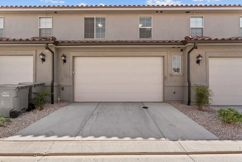 Lazy Poolside Oasis 3 Bedroom Home