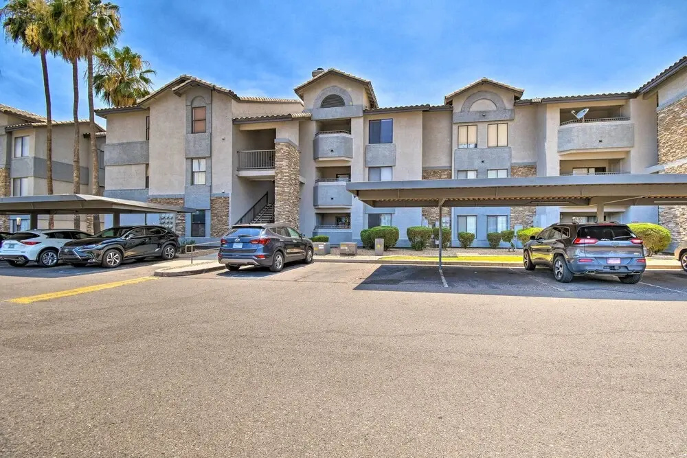 6 Mi to Downtown: Phoenix Condo w/ Pool Access!
