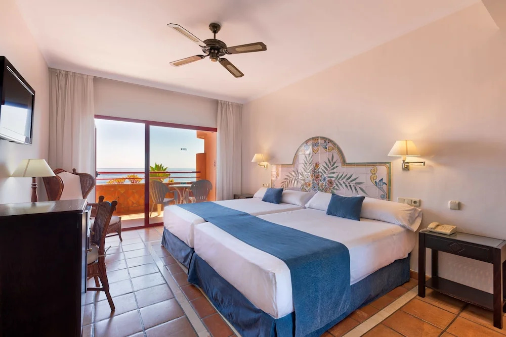 Standard Quadruple room with sea view