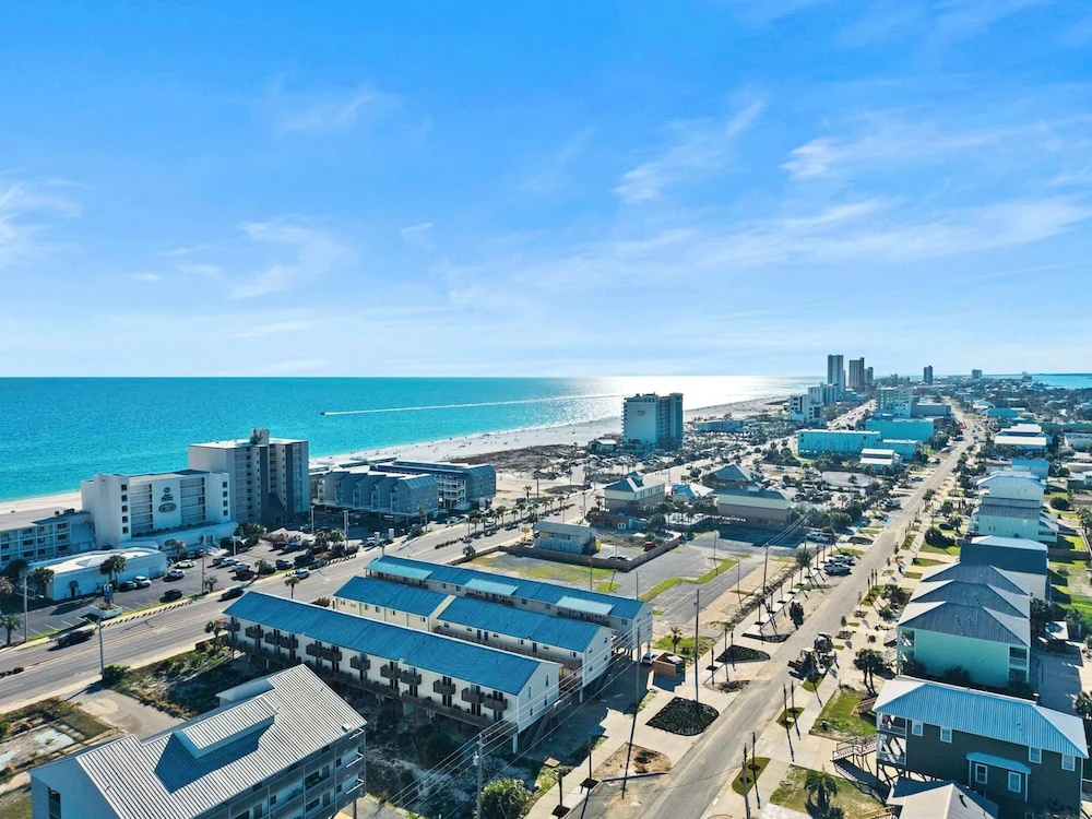 2BR Retreat With Pool Near Beach and The Hangout