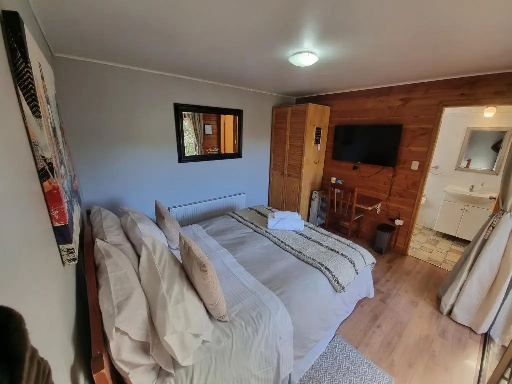 Deluxe Double room (full double bed)
