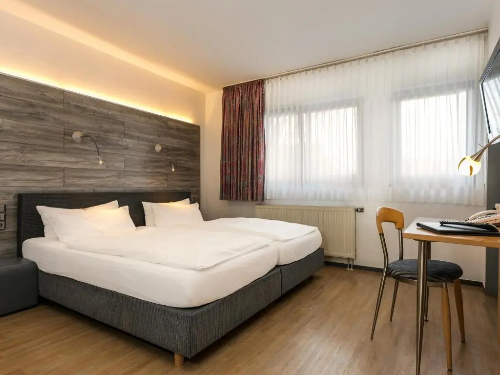Standard Double room with balcony (full double bed)
