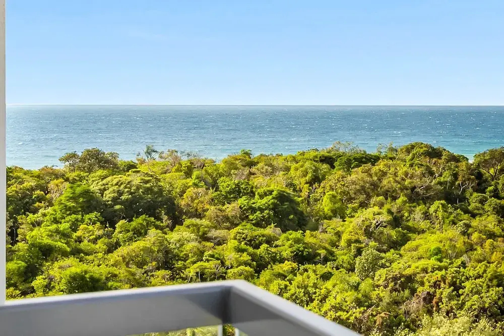 Waterfront 2-bed Oasis - Pool, Steam, Jacuzzi, Gym