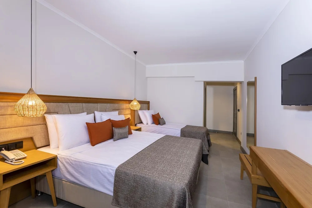 Yalipark Beach Hotel — 3