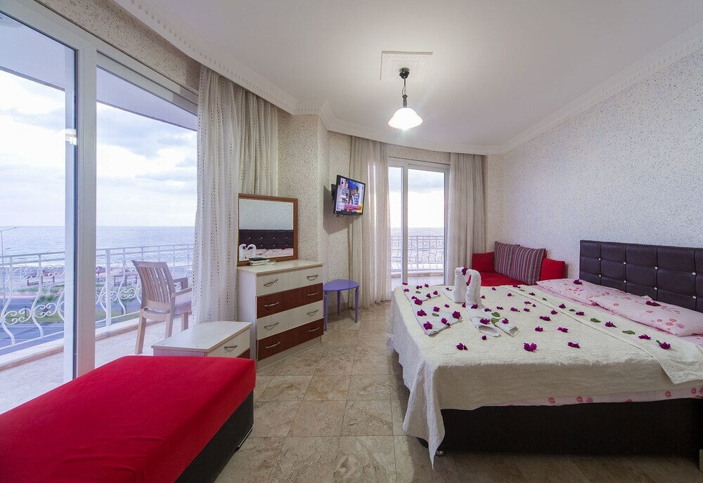 Двухместный номер Standard c 1 комнатой с видом на море двуспальная кровать в Milano Beach Family Hotel
