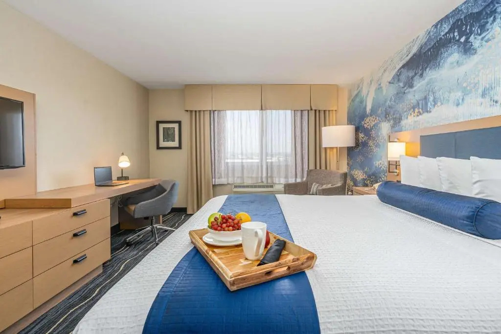 Best Western Plus Marina Gateway Hotel - Tap to explore photos