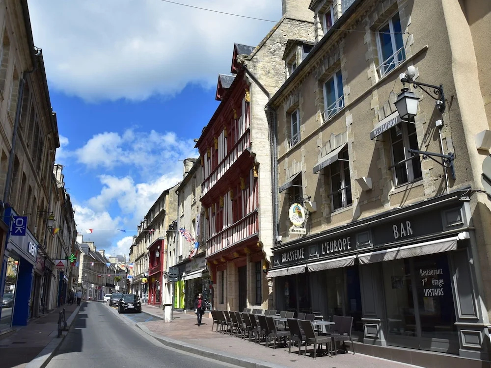 Comfy Apartment in Bayeux. Communal Terrace/livingroom and Kitchen