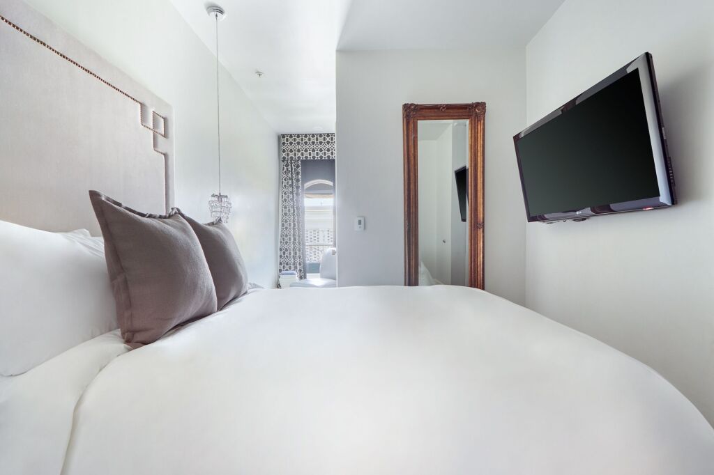 The Crescent Hotel Beverly Hills, Sonder by null