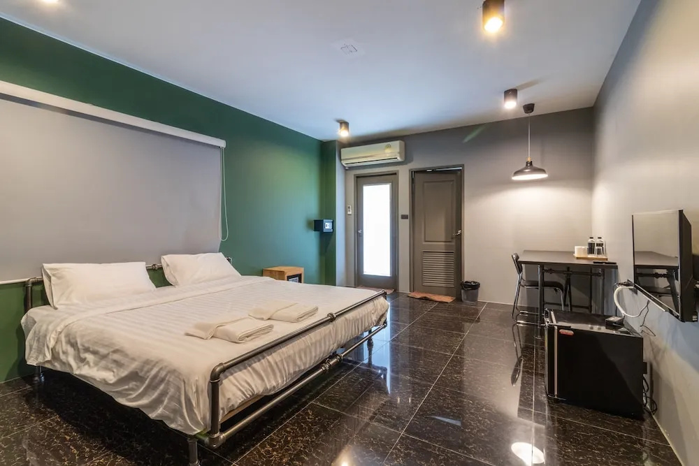 Deluxe Single room with balcony full double bed