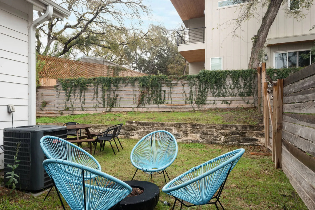 McConaughey Mansion 6th Street — 5 min Drive