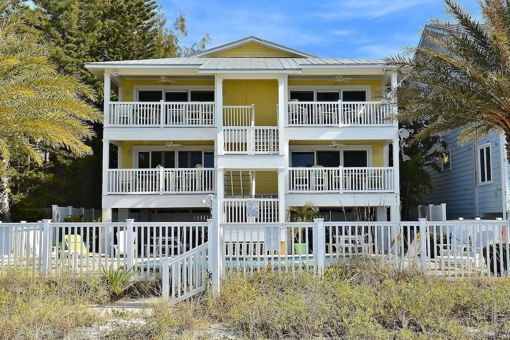 Sunset Villas 4 Awesome Views/2 Balconies/pool/deck/bbq!