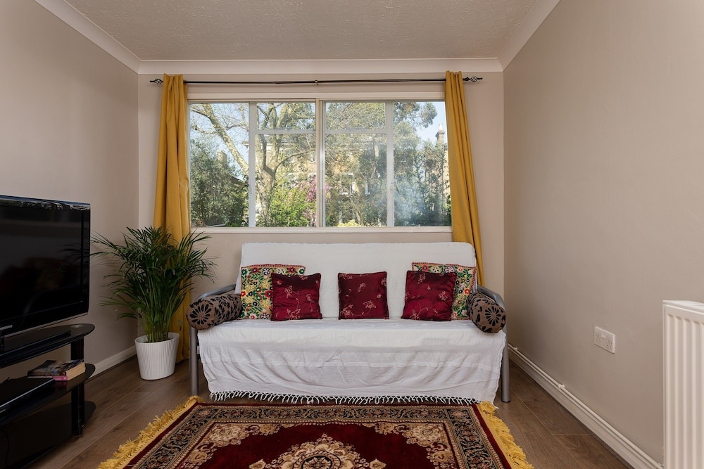 South London 2 Bedroom Flat With Garden