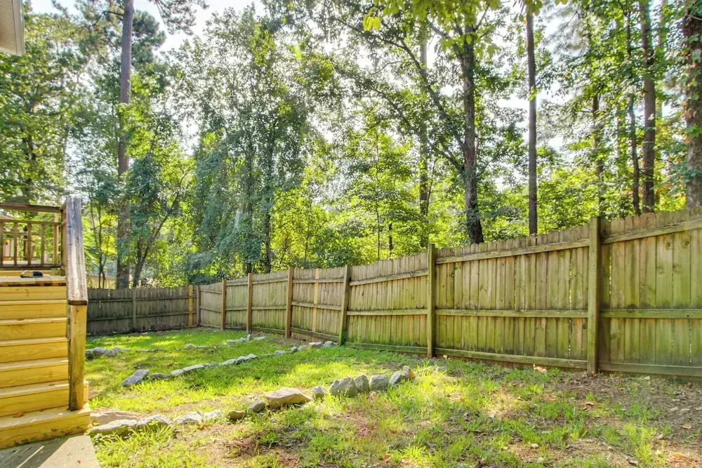 3 Mi to Marina: Quiet Getaway w/ Deck in Lexington