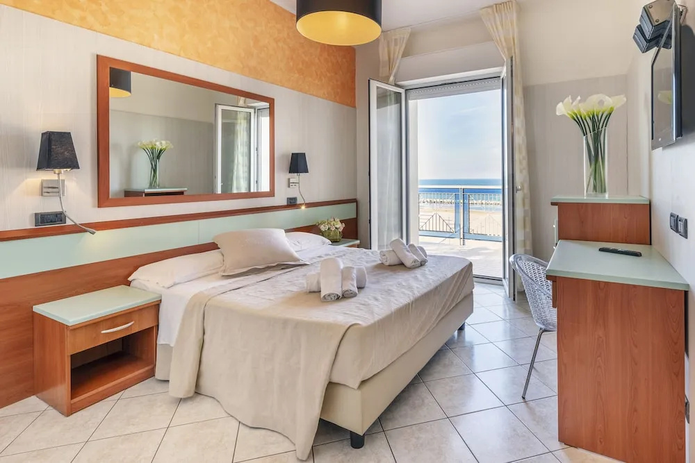 Deluxe Double room (full double bed)