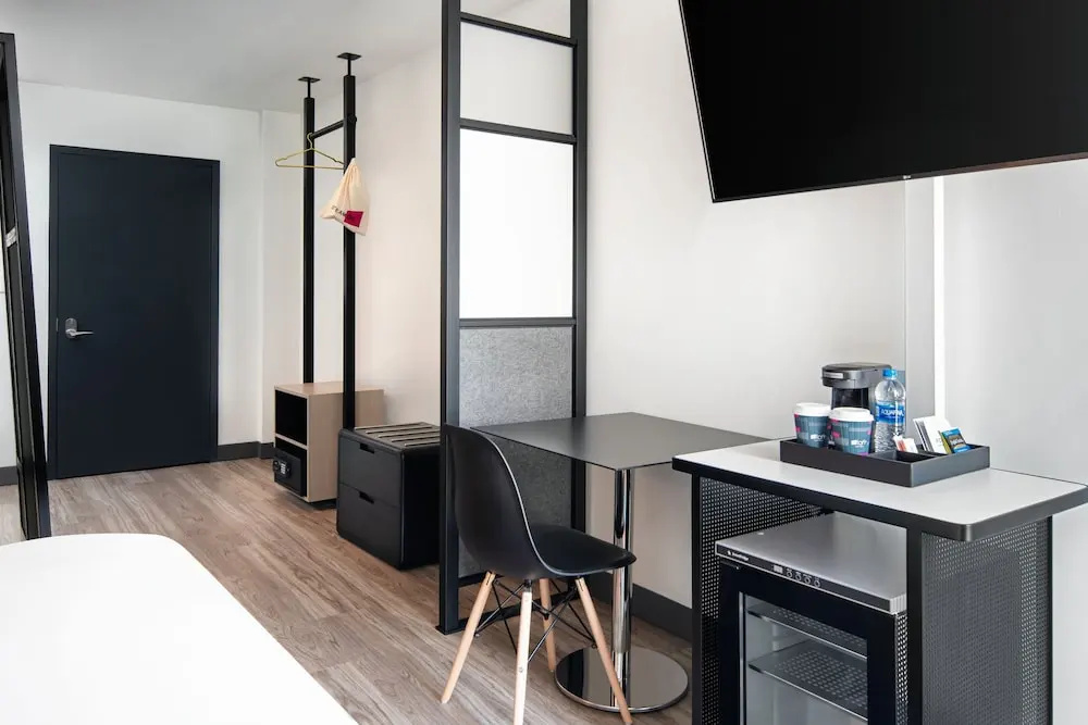 Double Suite with city view (full double bed)