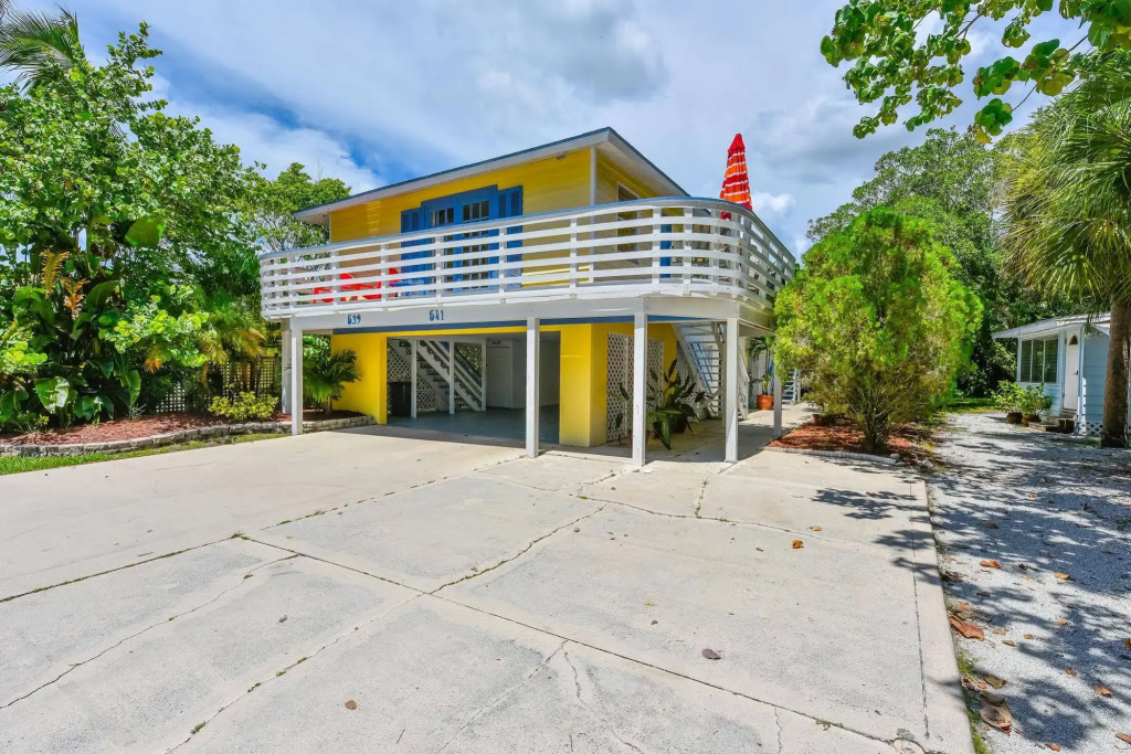 Banana Cabana and Cottage by Beachside Management