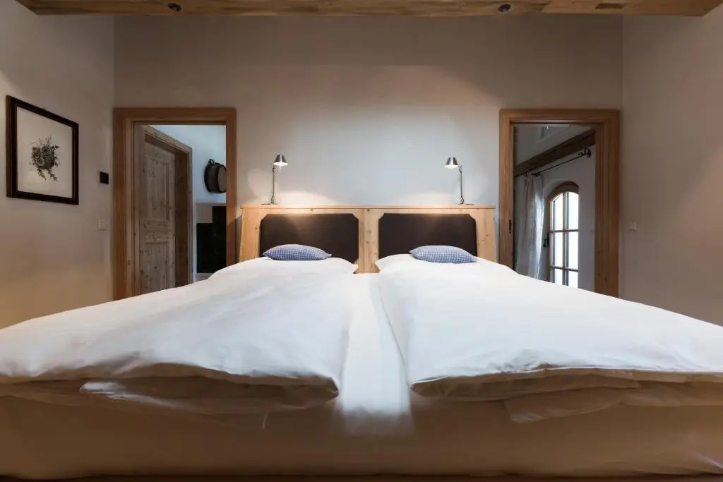 豪華雙人套房，配有陽台及大床